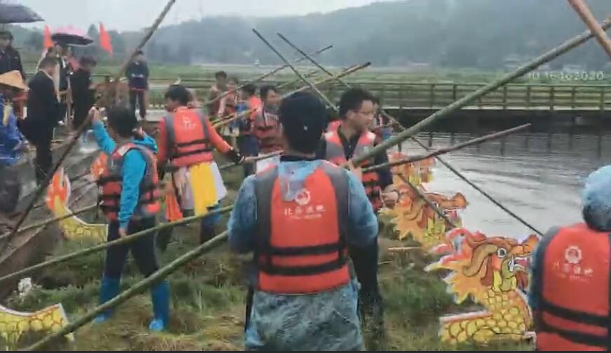 腾冲傈僳族腾冲北海湿地草排龙舟赛